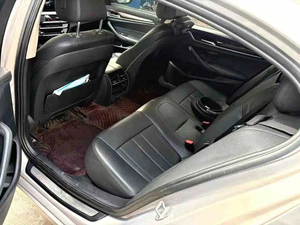 BMW 5 Series — миниатюра 7