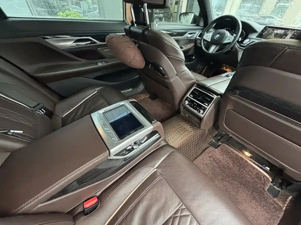 BMW 7 Series — миниатюра 12