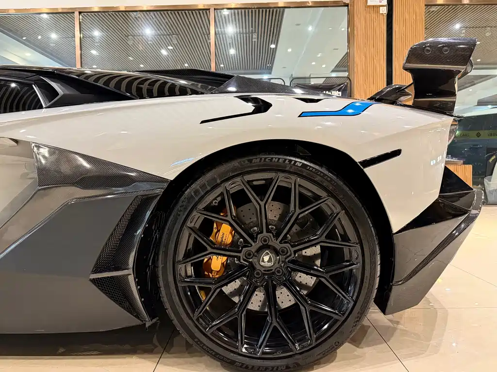 Lamborghini Aventador — миниатюра 10