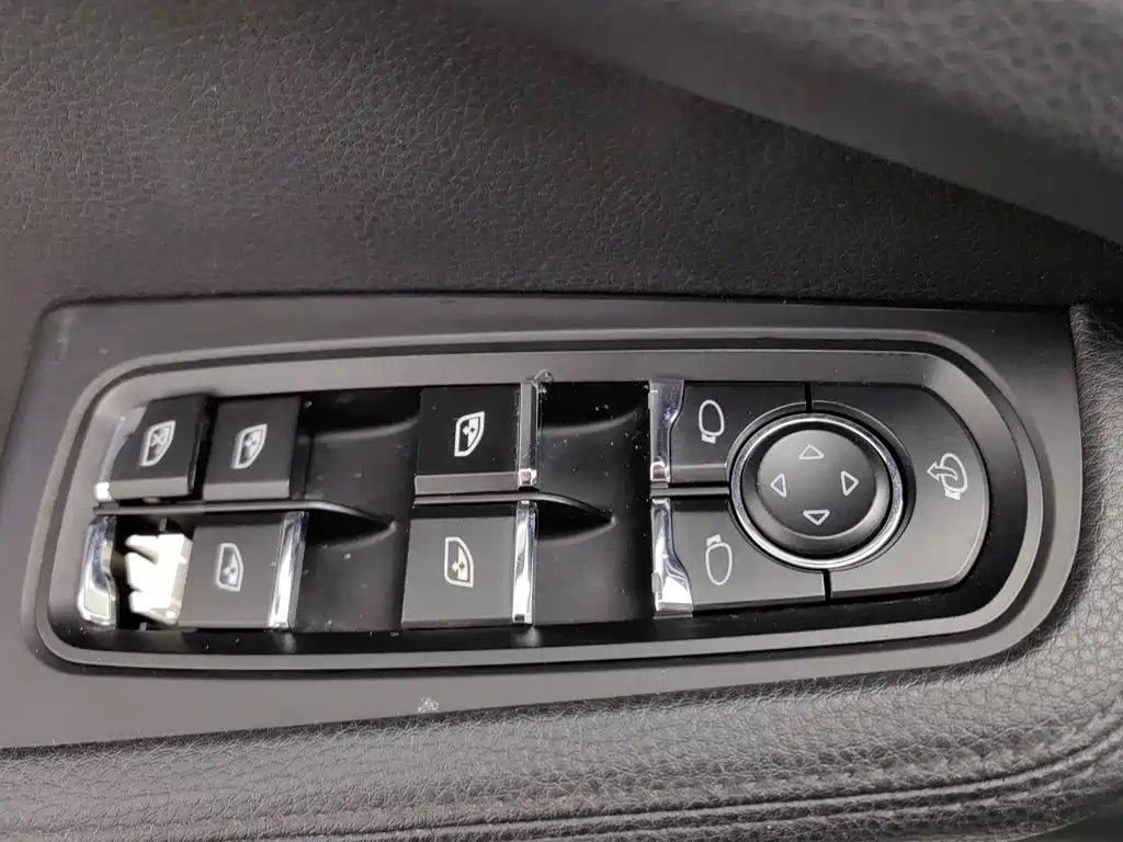 Porsche Macan — миниатюра 9