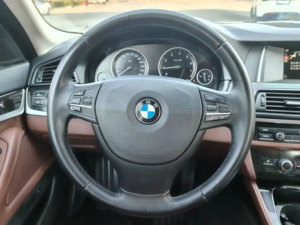 BMW 5 Series — миниатюра 17