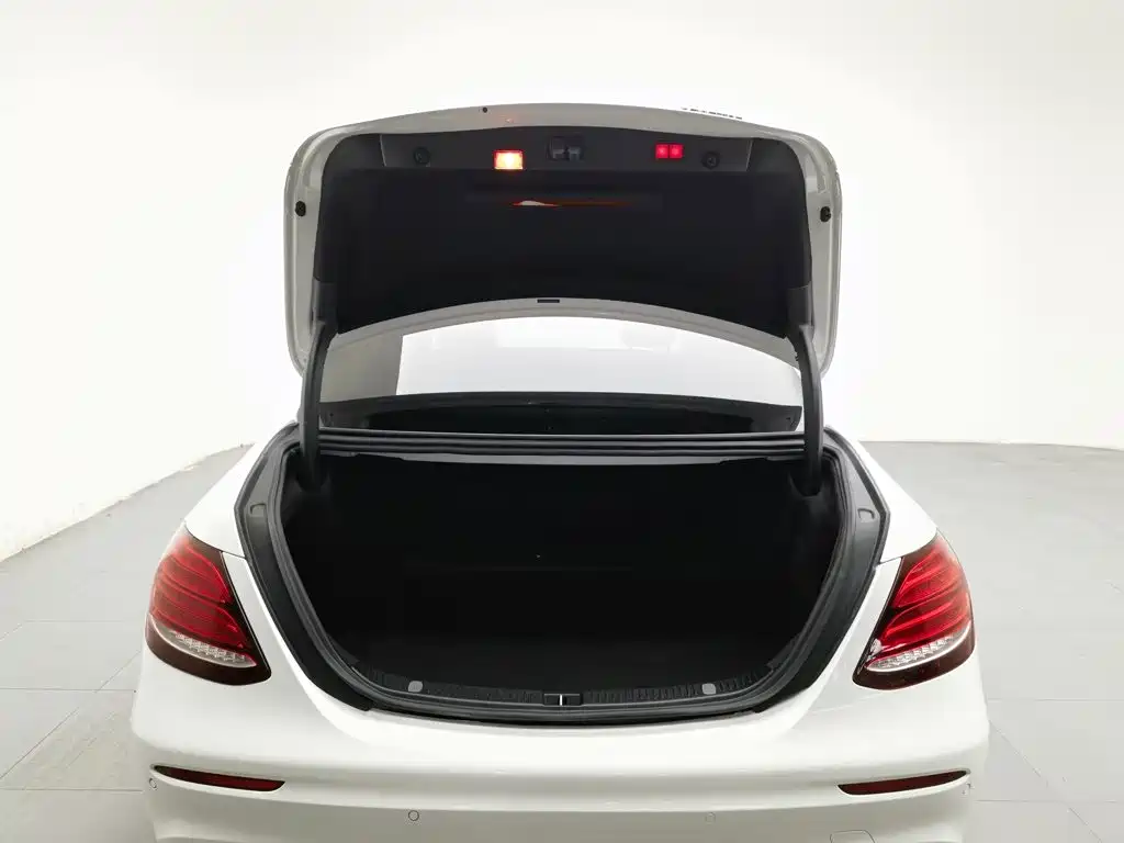 Mercedes-Benz E-Class — миниатюра 16