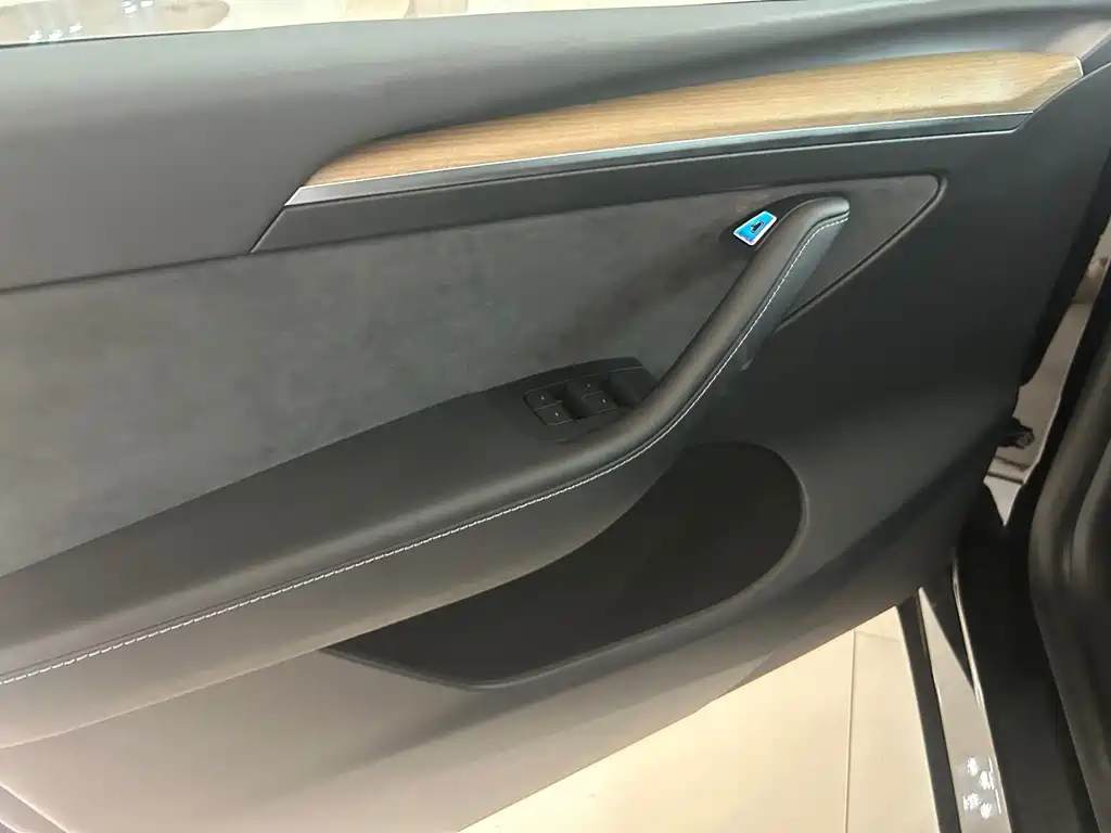 Tesla Model Y — миниатюра 11