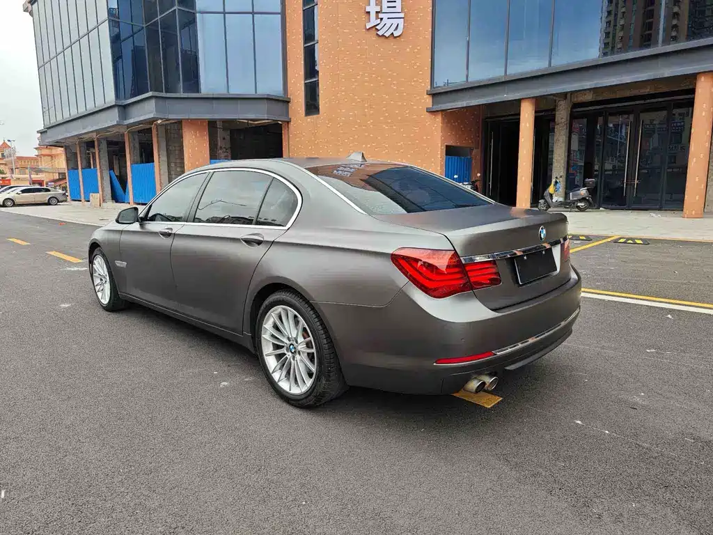 BMW 7 Series — миниатюра 5