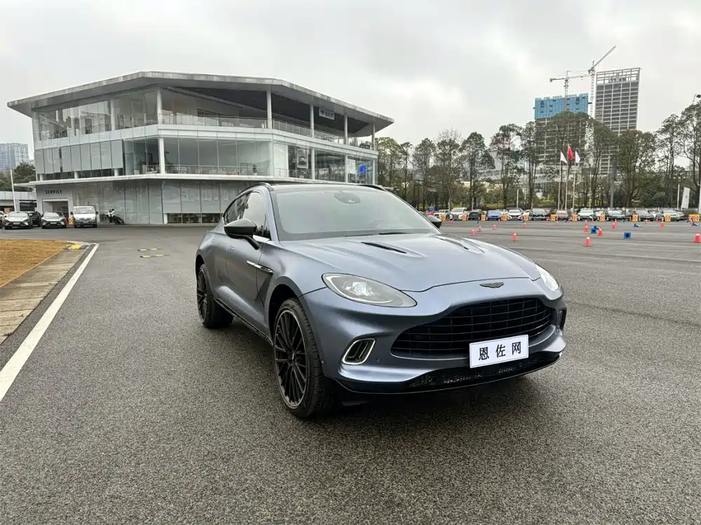 ASTON MARTIN DBX