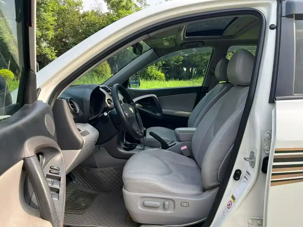 Toyota RAV4 — миниатюра 7