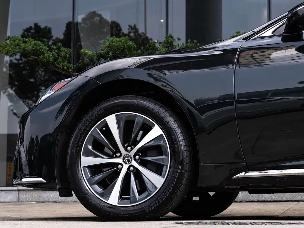 Lexus LS — миниатюра 8