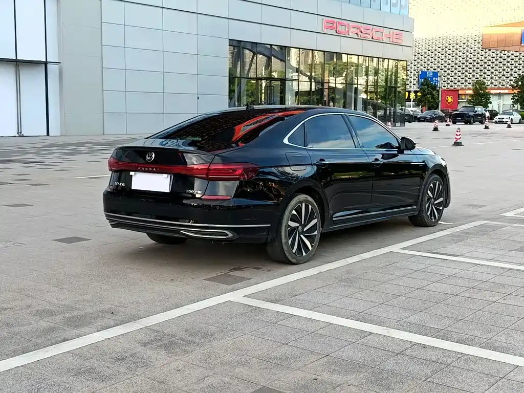 Volkswagen Passat 2022 330TSI Luxury
