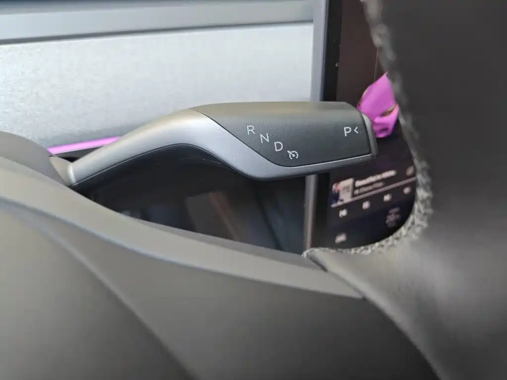 Tesla Model Y — миниатюра 10