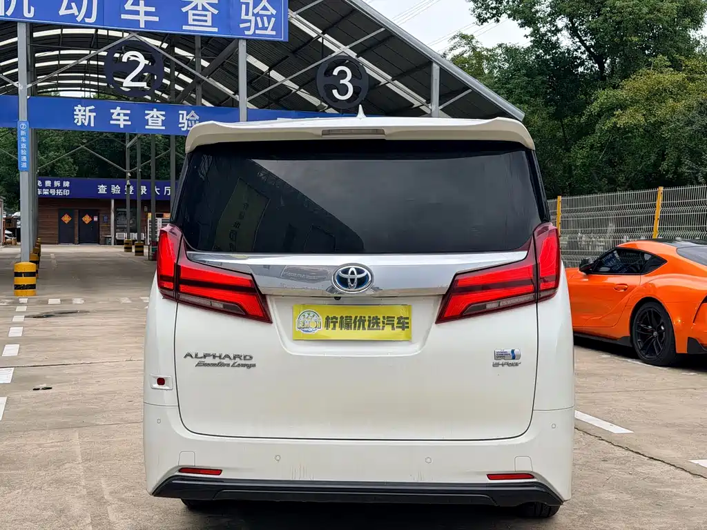 Toyota Alphard — миниатюра 5
