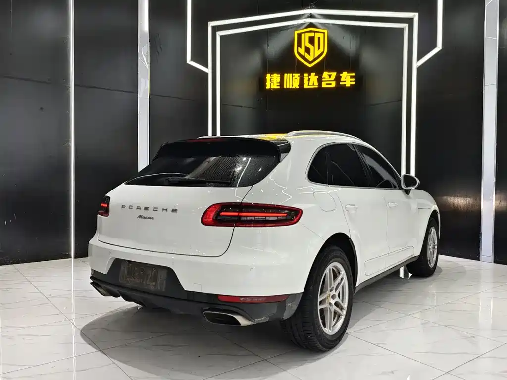 PORSCHE MACAN