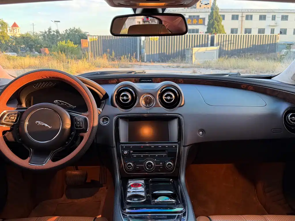 Jaguar XJ — миниатюра 7