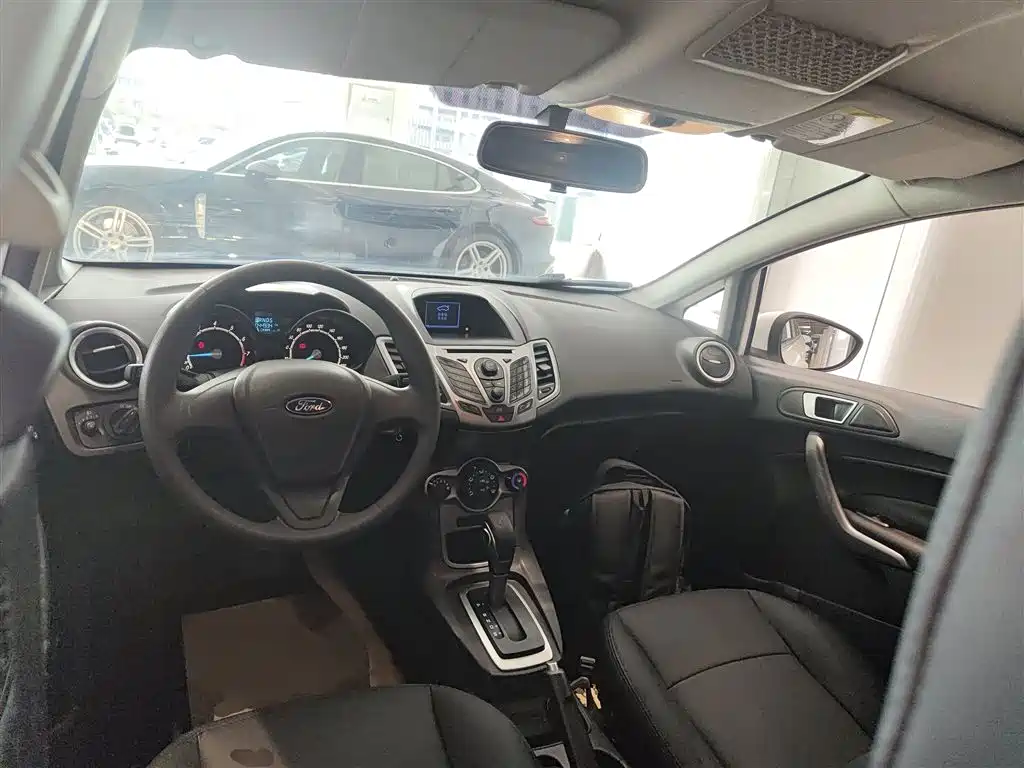 Ford Fiesta 2013 1.5L AT Fashion
