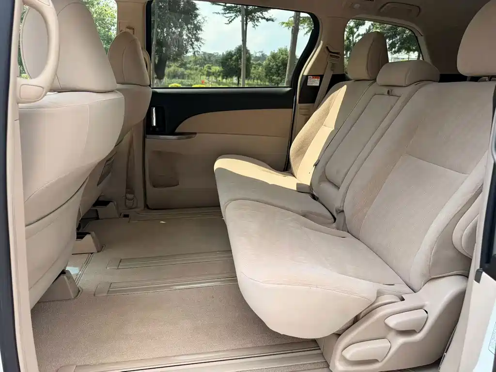 Toyota Previa — миниатюра 6