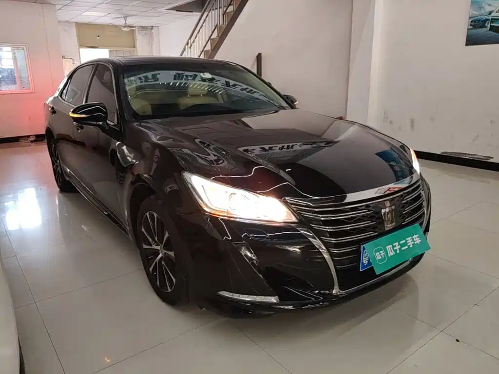 Toyota Crown — миниатюра 4