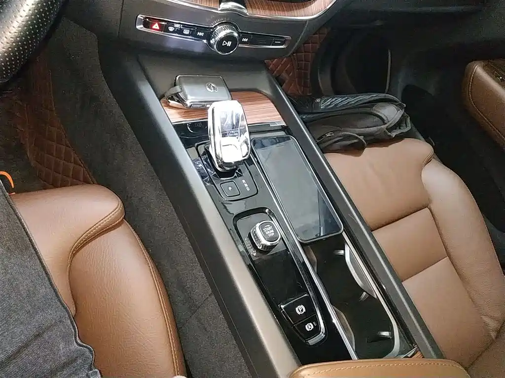 Volvo XC60 2024 B5 Luxury