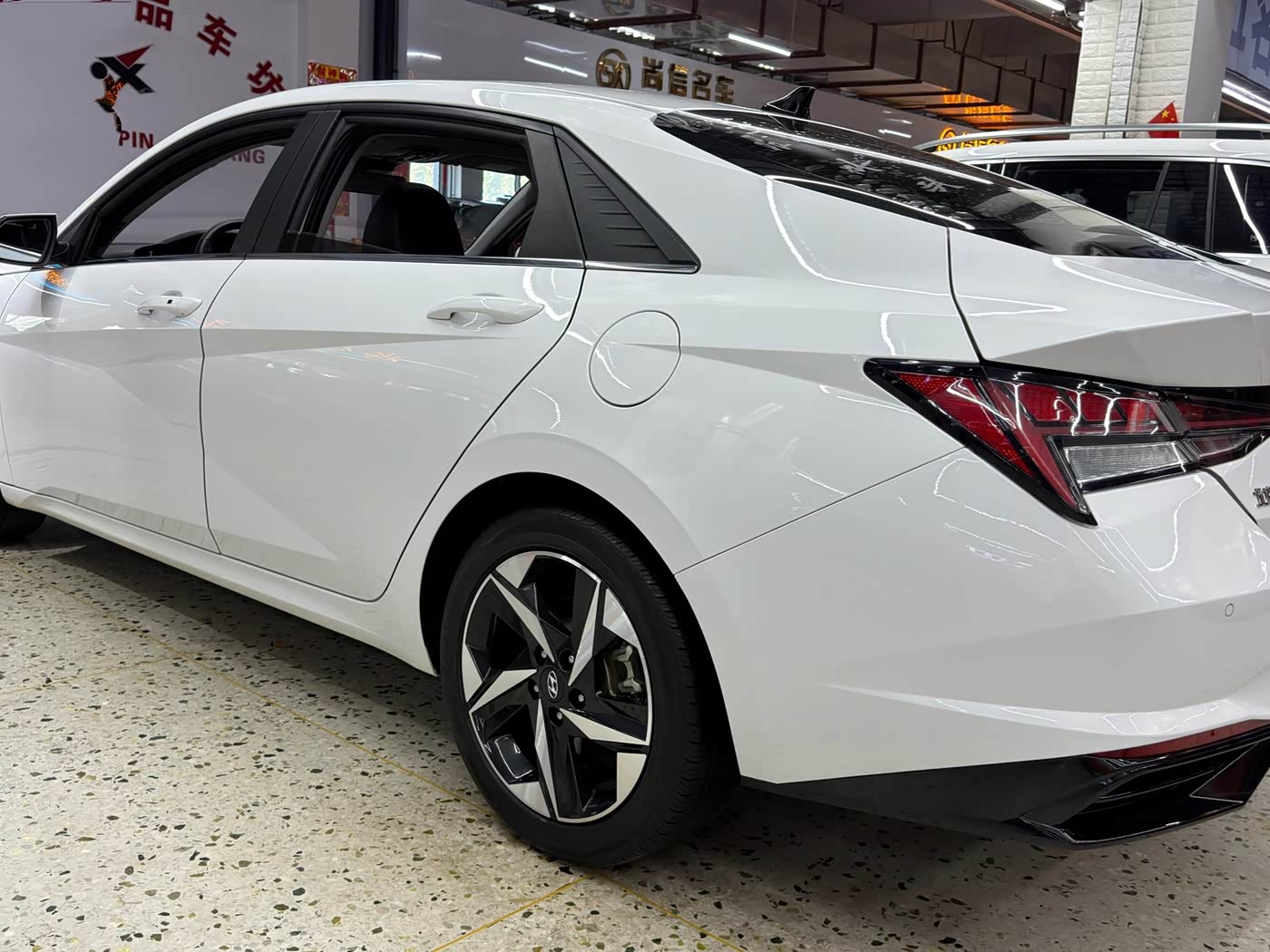 Hyundai Elantra 1.5 л 2023 г. Белый, пробег 23000 км