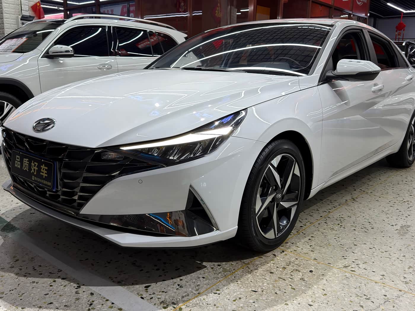 Hyundai Elantra 1.5 л 2023 г. Белый, пробег 23000 км
