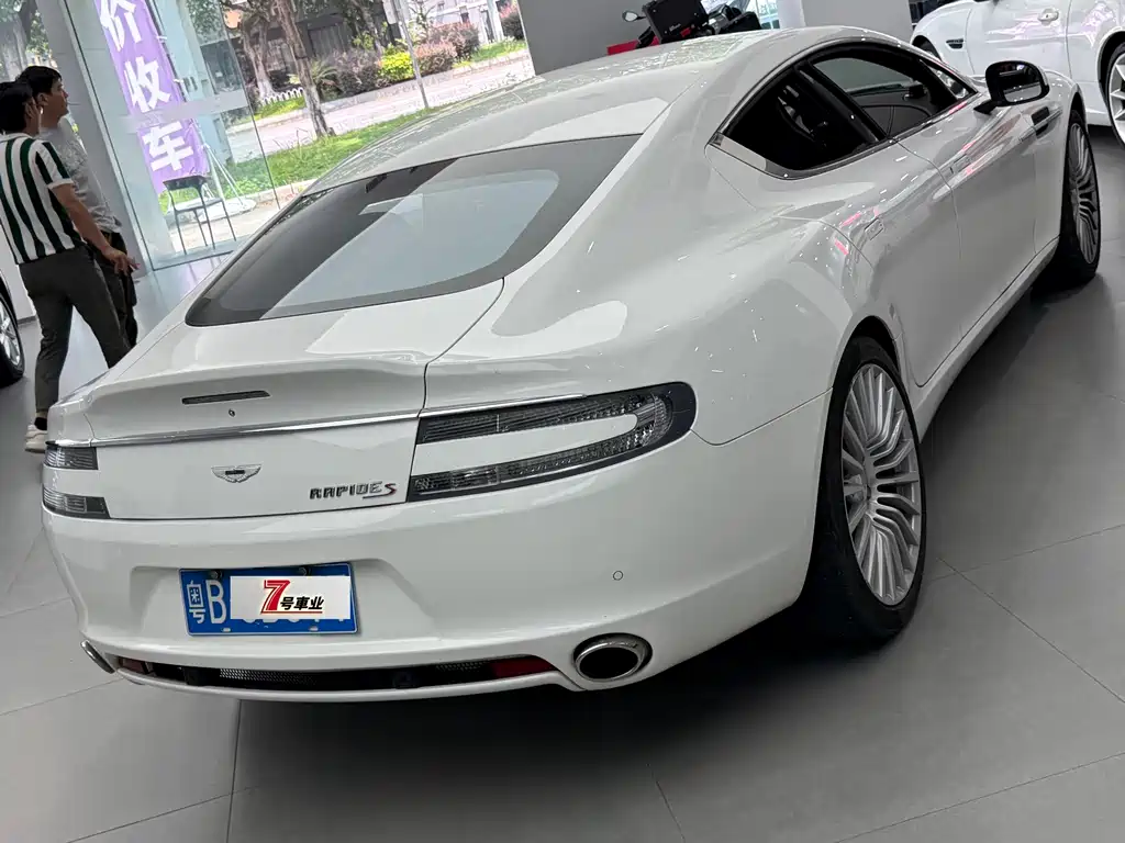 Aston Martin Rapide — миниатюра 15