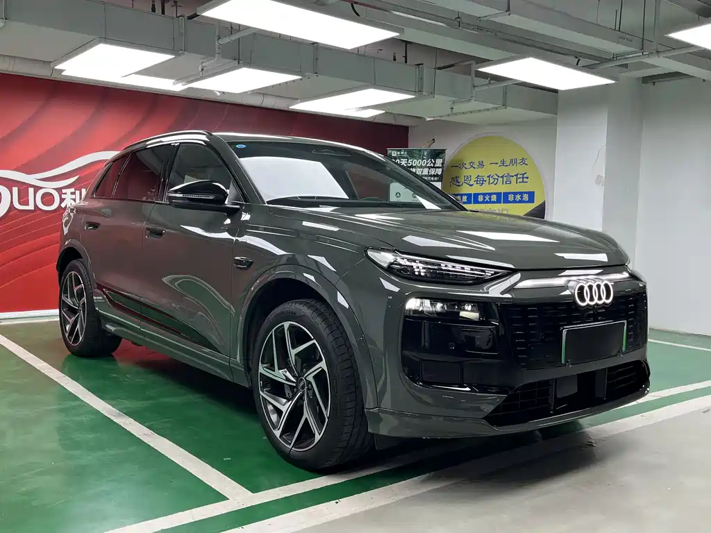AUDI Q6L E TRON
