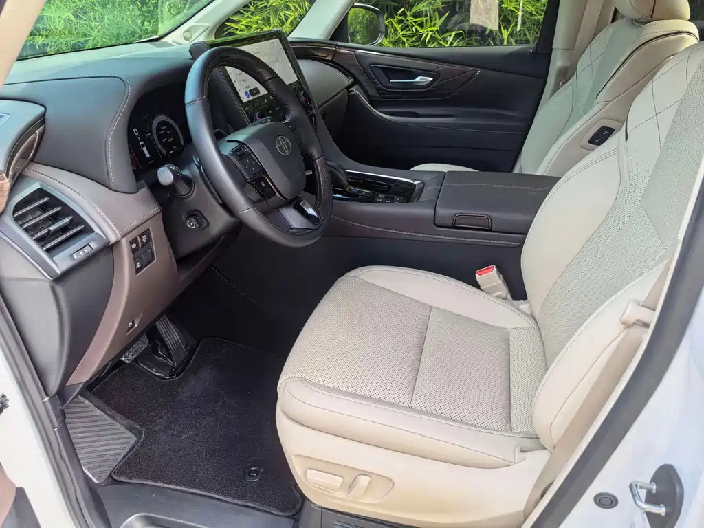 Toyota Alphard — миниатюра 4