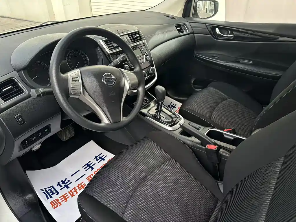NISSAN TIIDA