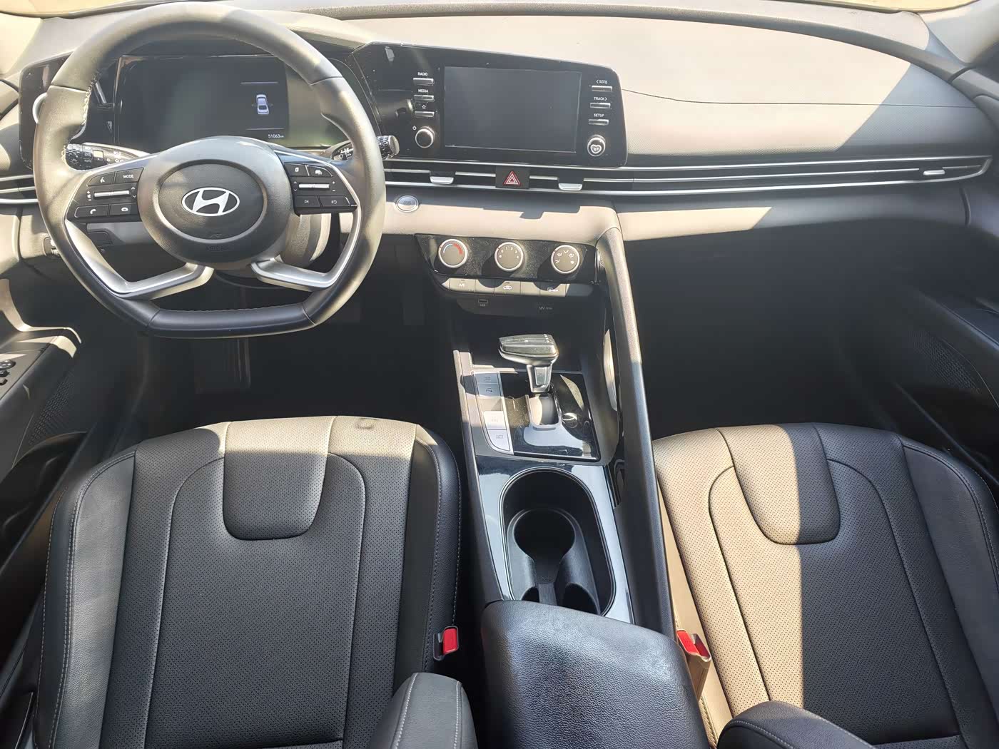 Hyundai Elantra 1.5 л 2024 г. Голубой, пробег 21000 км