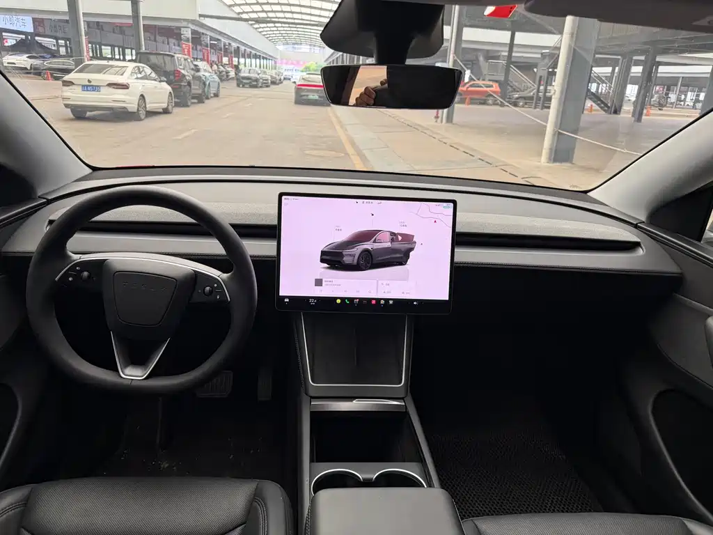 Tesla Model Y — миниатюра 8