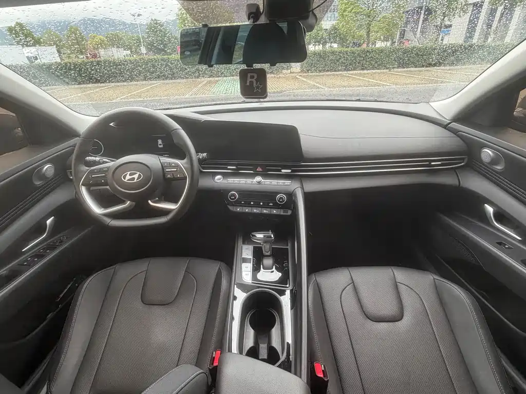 Hyundai Elantra — миниатюра 11
