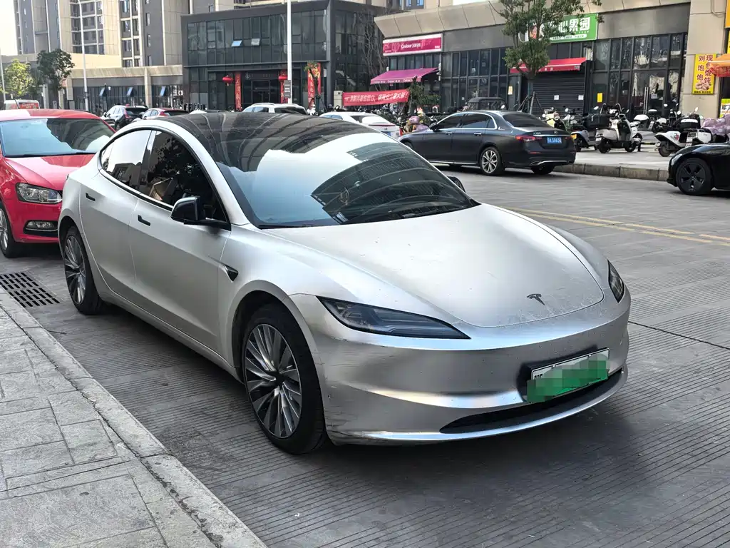 TESLA MODEL 3