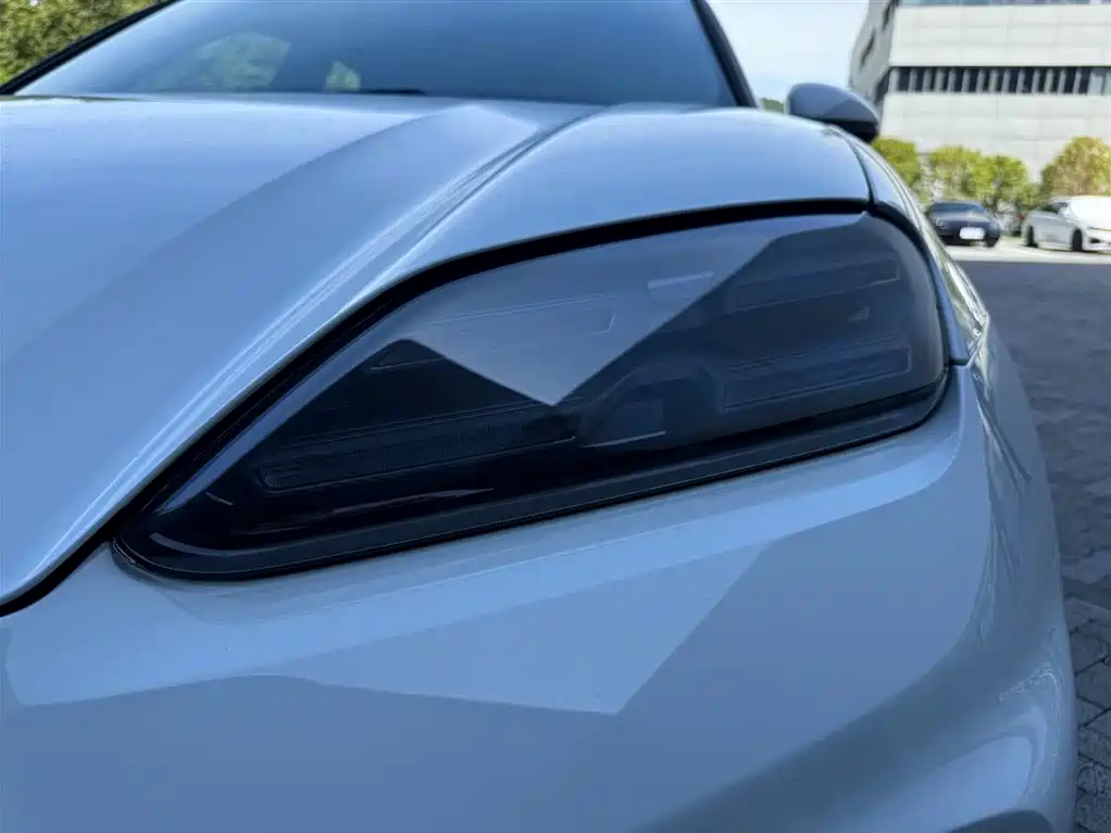 Porsche Macan EV — миниатюра 18