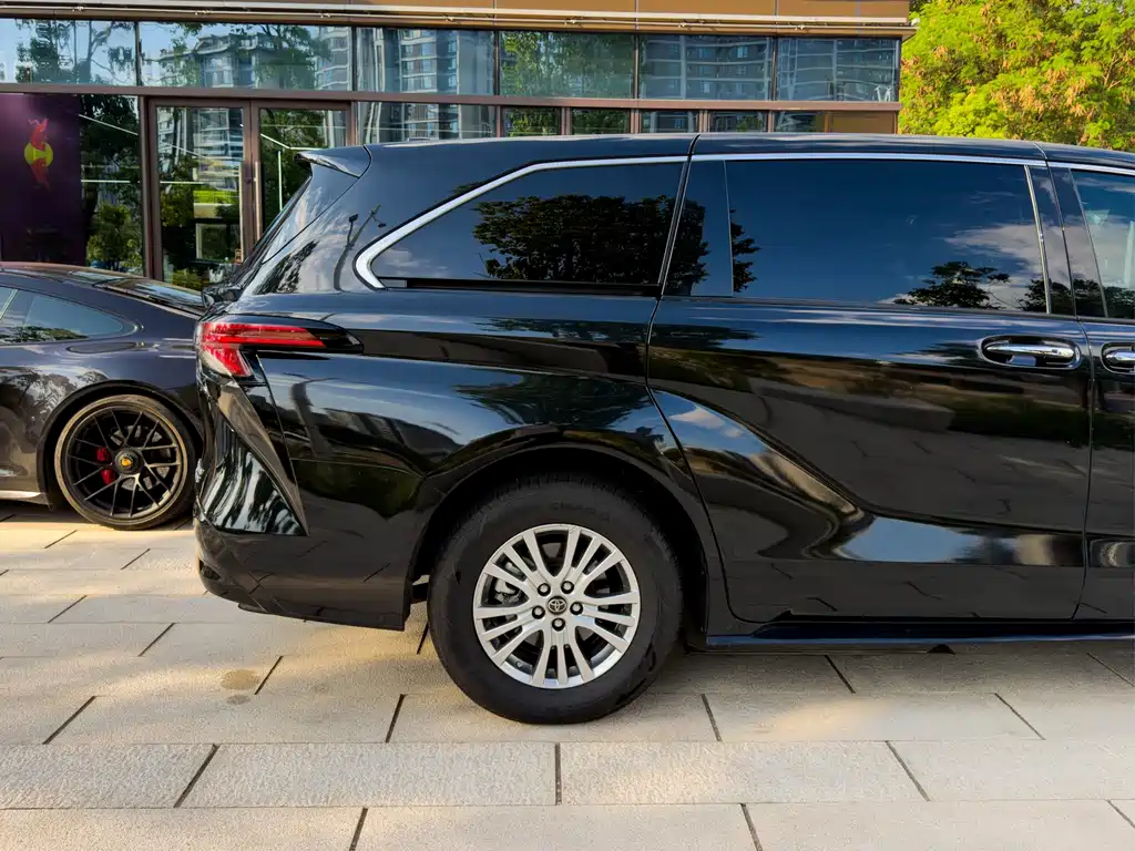 Toyota Sienna — миниатюра 10