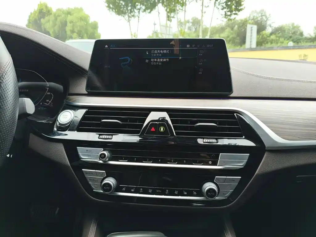 BMW 5 Series New Energy — миниатюра 11