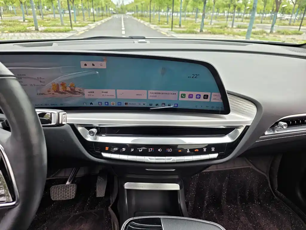 Cadillac Lyriq — миниатюра 19