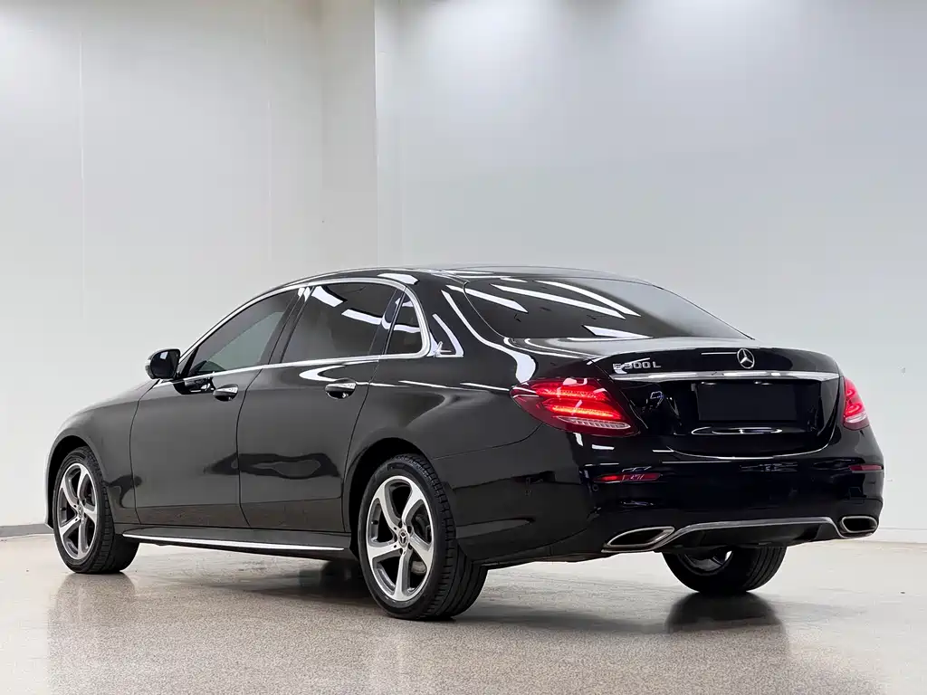 Mercedes-Benz E-Class — миниатюра 5