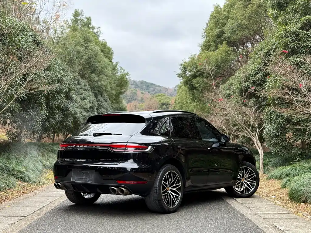 PORSCHE MACAN