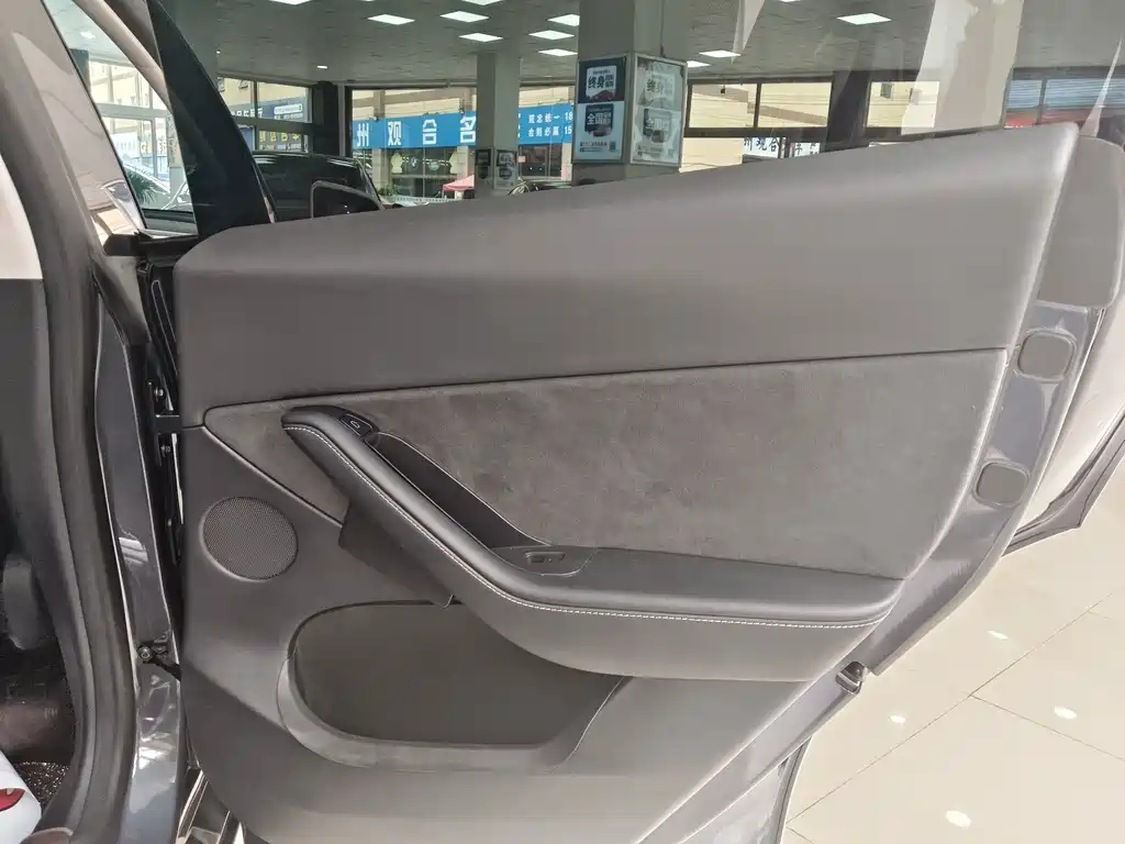 Tesla Model Y — миниатюра 13