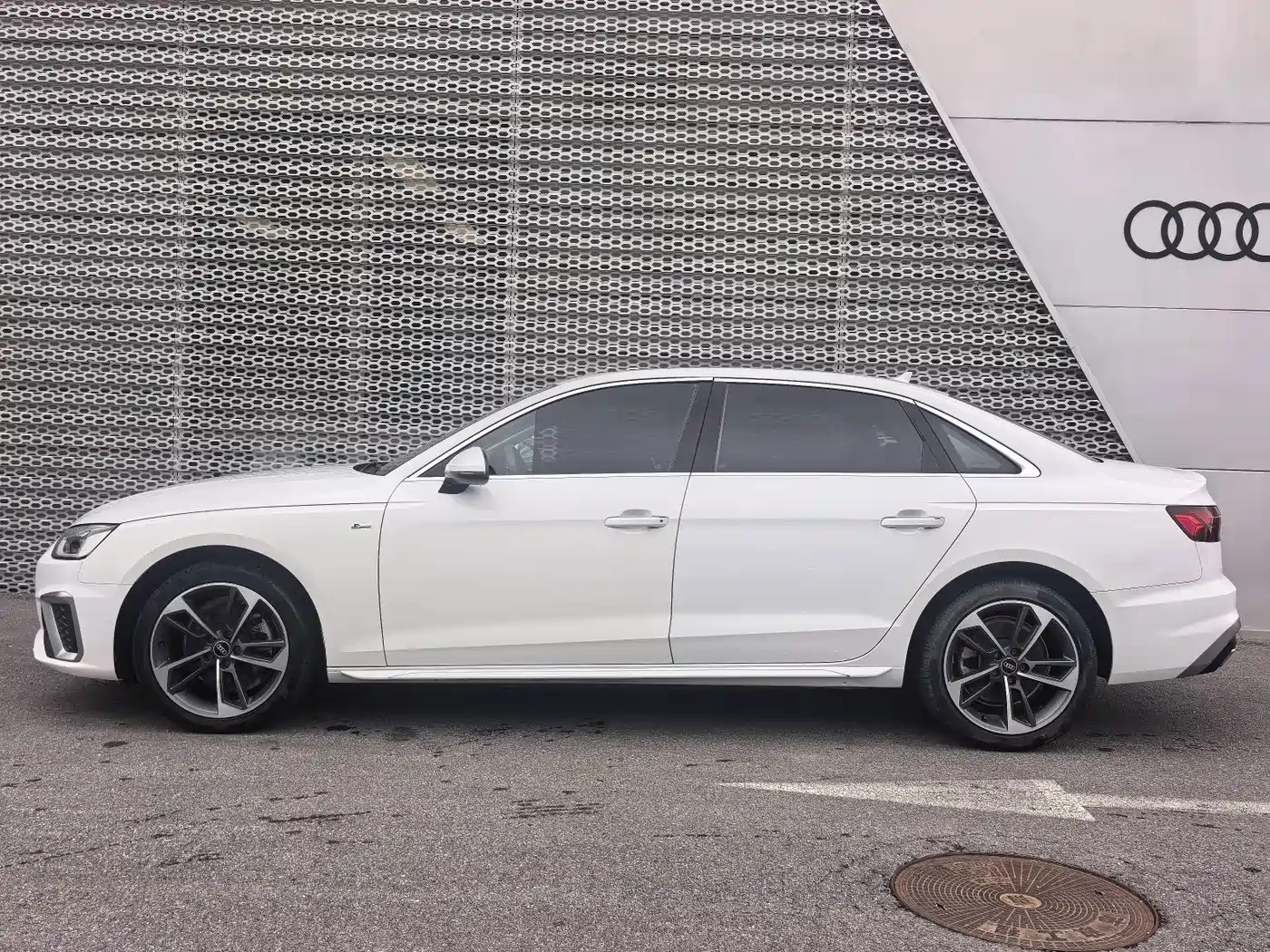Audi A4L 2023 Белый из Китая, фото 3