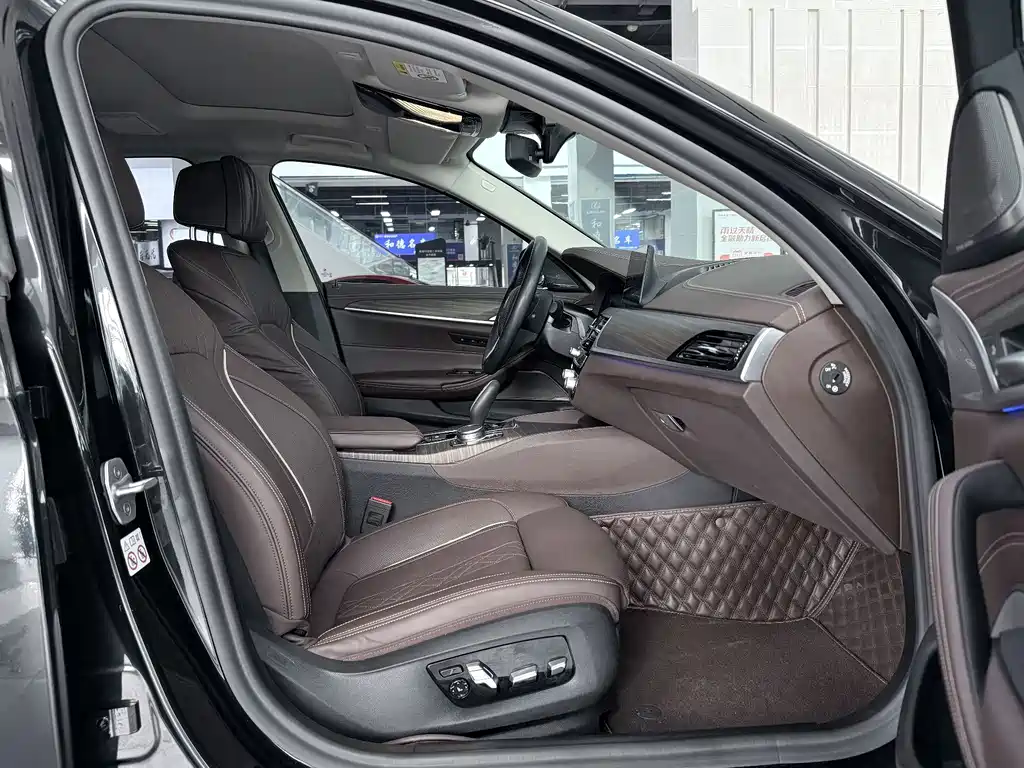BMW 5 Series New Energy — миниатюра 10