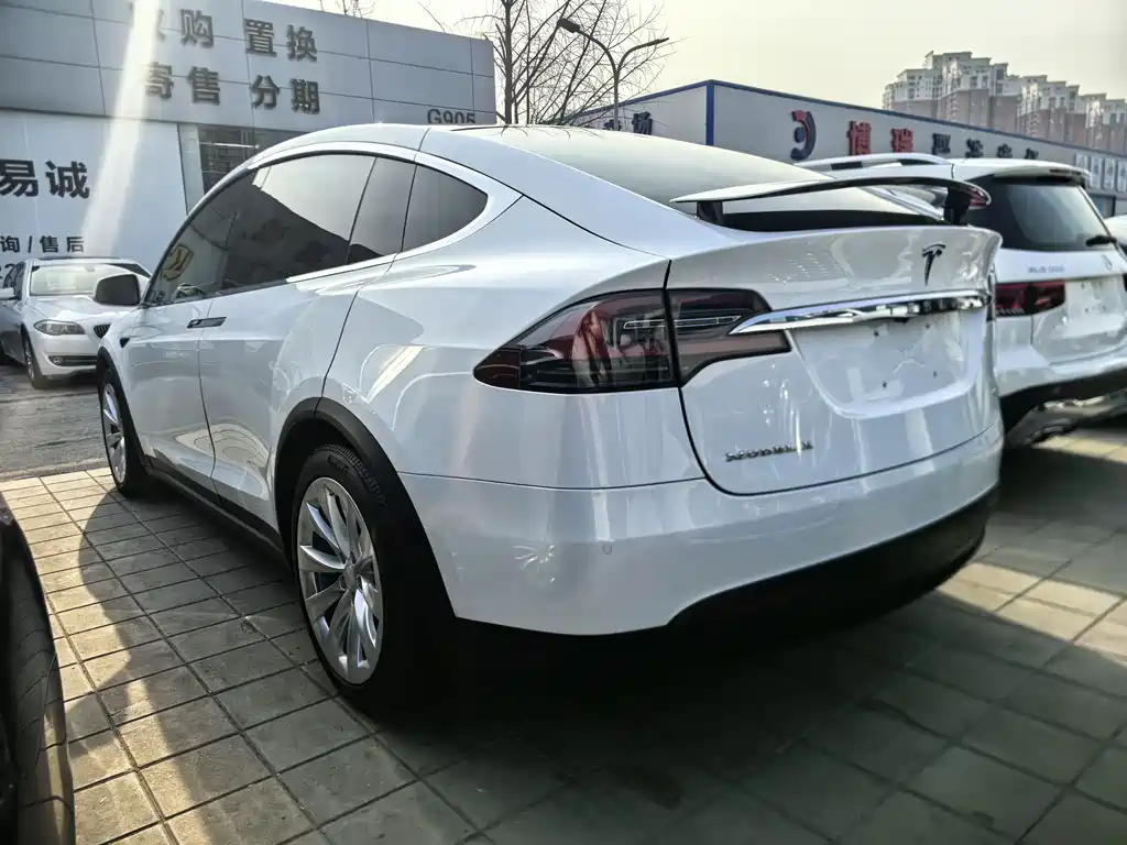 TESLA MODEL X