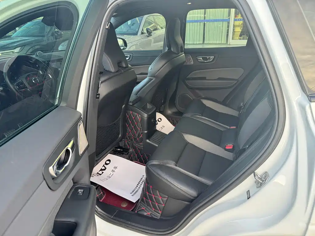 Volvo XC60 PHEV — миниатюра 5