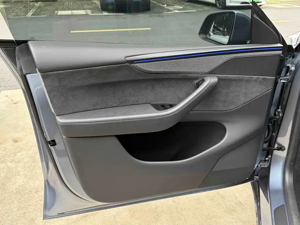Tesla Model Y L — миниатюра 5