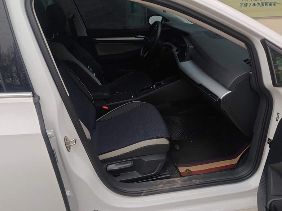 Volkswagen Golf 1.4 л 2022 г. Белый, пробег 19600 км
