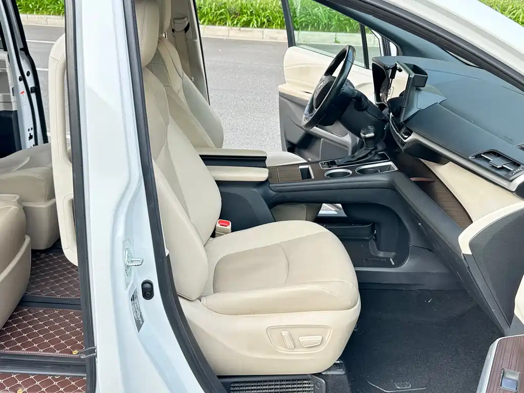 Toyota Granvia — миниатюра 4