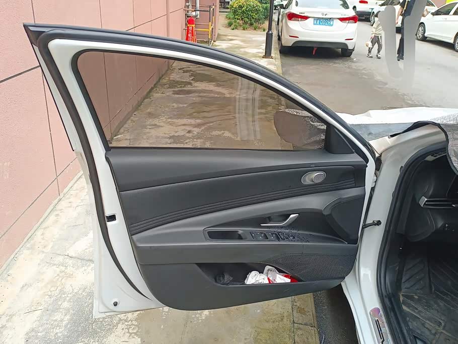 Hyundai Elantra 1.5 л 2022 г. Белый, пробег 16500 км