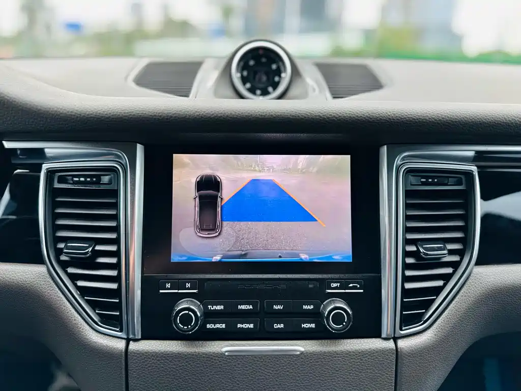 Porsche Macan — миниатюра 14