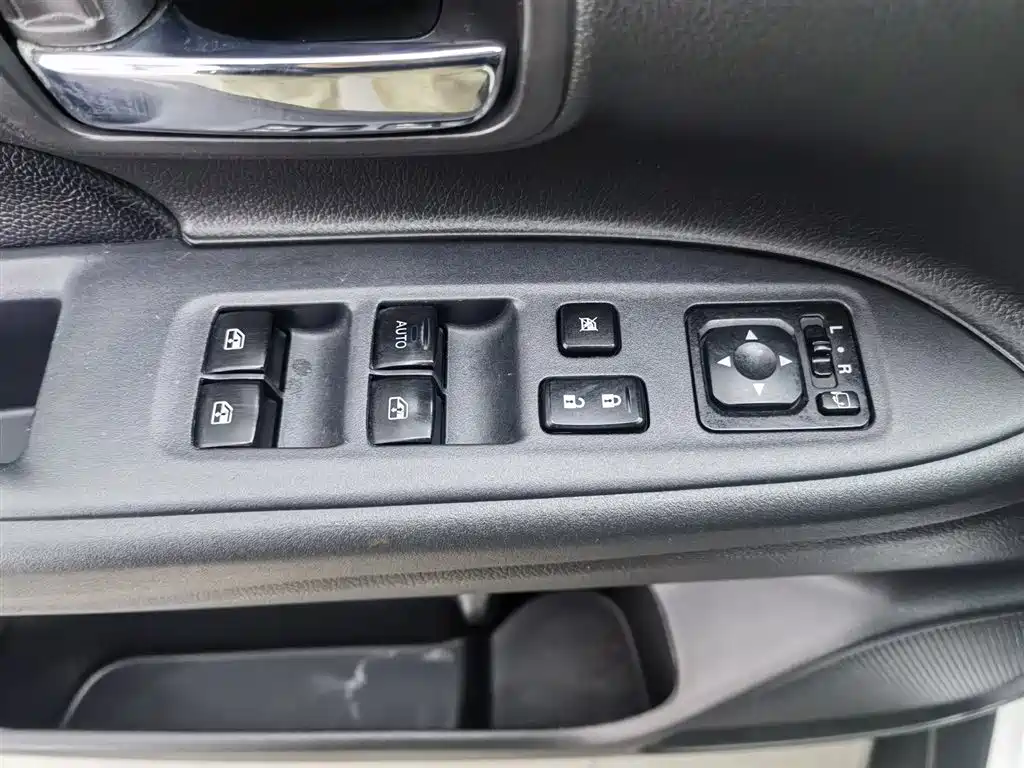 Mitsubishi Outlander 2016 2.4L Elite 5 мест