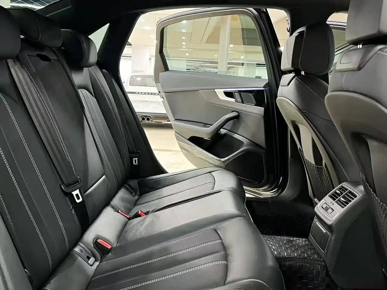 Audi A4L 2023 Silver/gray из Китая, фото 6