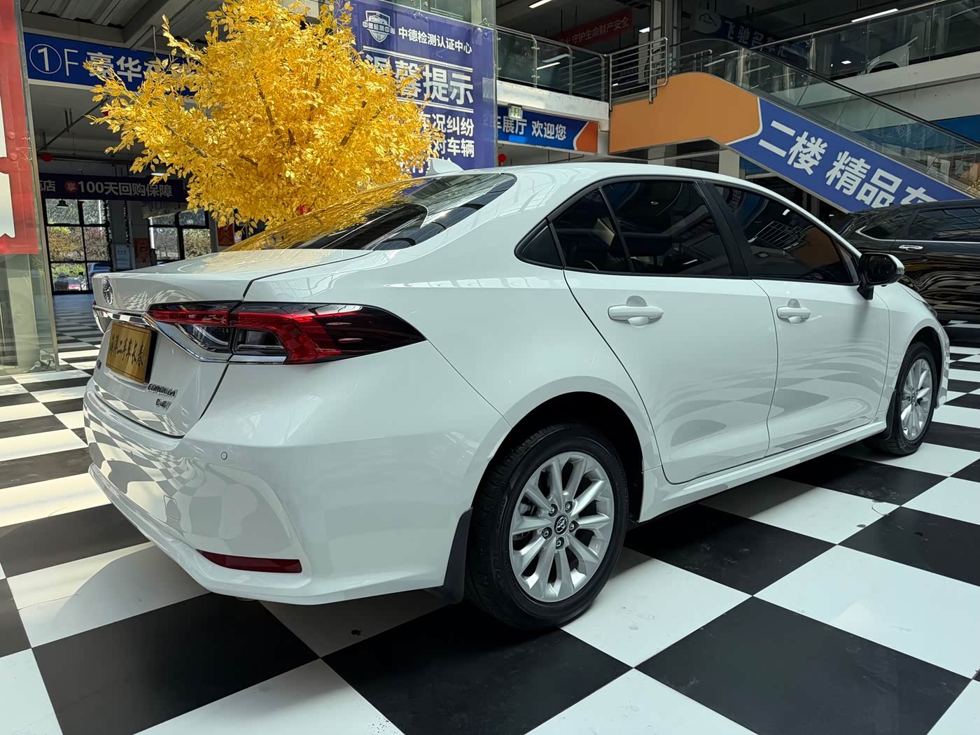 Toyota Corolla 1.2 л 2023 г. Белый, пробег 39000 км