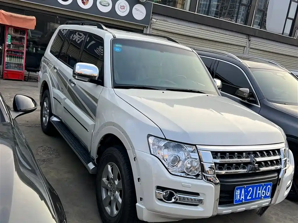 MITSUBISHI PAJERO